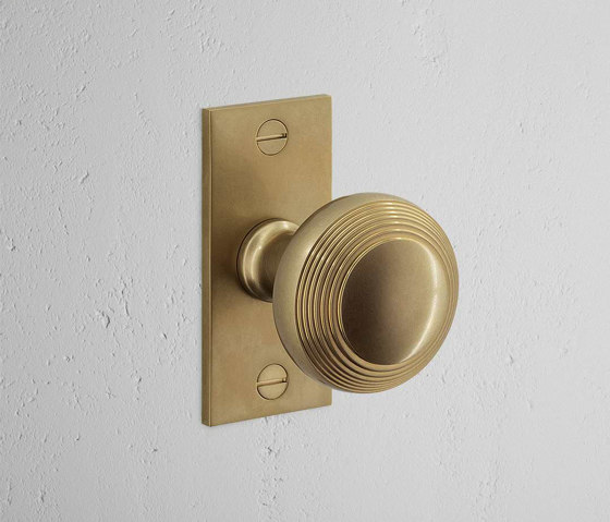 Poplar Short Plate Sprung Door Knob | Knob handles | Corston Architectural Detail