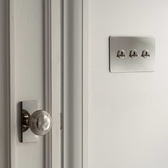 Poplar Short Plate Sprung Door Knob | Knob handles | Corston Architectural Detail