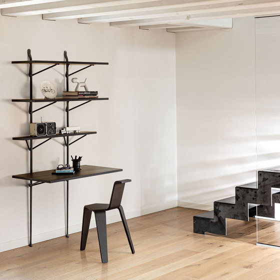 Officina | Wall-mounted bookcase system 100x55 desk | Shelving | Magis