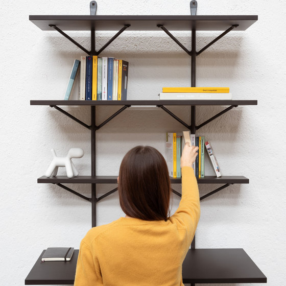 Officina | Wall-mounted bookcase system 100x55 desk | Shelving | Magis