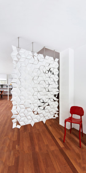 Separador de habitación colgante Facet 136 x 187 cm Blanco | Divisores de habitaciones fonoabsorbentes | Bloomming