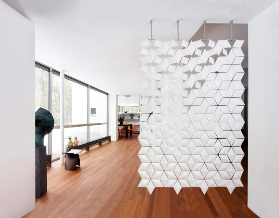 Separador de habitación colgante Facet 136 x 187 cm Blanco | Divisores de habitaciones fonoabsorbentes | Bloomming