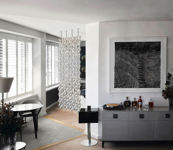 Separador de habitación colgante Facet 136 x 246 cm Gris Perla | Divisores de habitaciones fonoabsorbentes | Bloomming