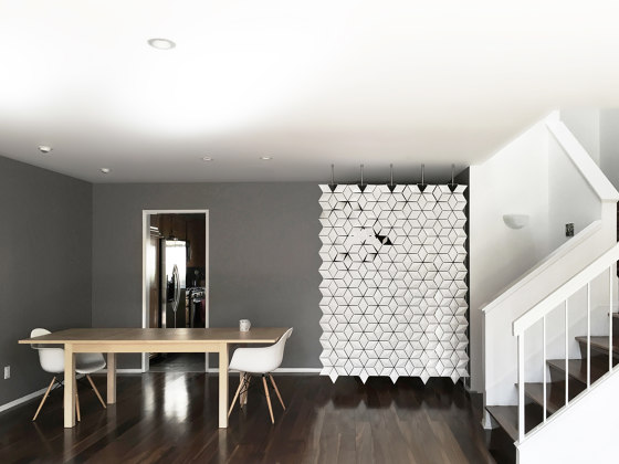 Separador de habitación colgante Facet 170 x 226 cm Blanco | Divisores de habitaciones fonoabsorbentes | Bloomming