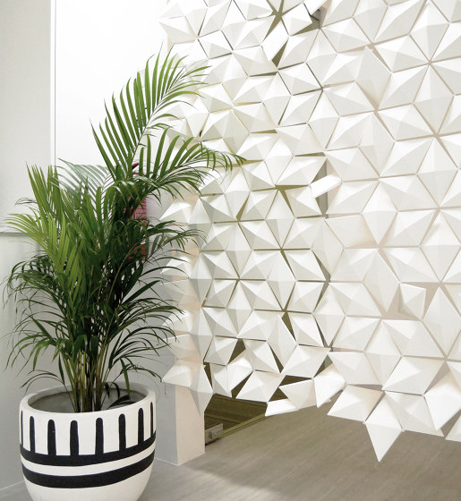 Separador de habitación colgante Facet 170 x 246 cm Blanco | Divisores de habitaciones fonoabsorbentes | Bloomming