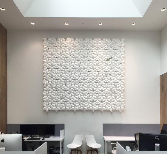 Hängender Raumteiler Facet 306 x 265 cm in Weiß | Schalldämpfende Raumteiler | Bloomming