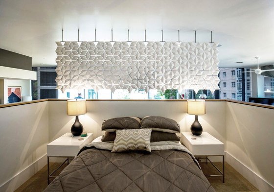 Separador de habitación colgante Facet 340 x 108 cm Blanco | Divisores de habitaciones fonoabsorbentes | Bloomming