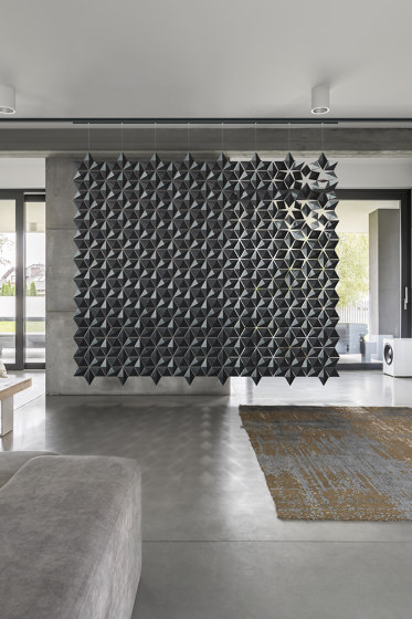 Separador de habitación colgante Facet 272 x 236 cm con solución corredizas | Divisores de habitaciones fonoabsorbentes | Bloomming
