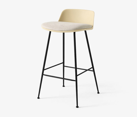 Rely HW82 Beige Sand w. Linara 266 & Black base | Counter stools | &TRADITION