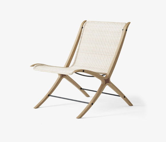 X HM10 Lacquered Oak w. Walnut inserts & Natural Rattan seat | Fauteuils | &TRADITION
