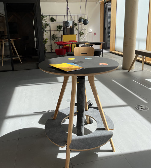 Grounded 9 | Ergonomic Collaborative Group Project Table with Footplate | Tables hautes | GreyFox
