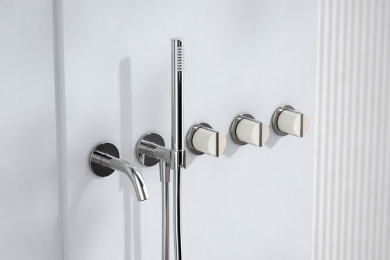 Wall Mounted 5 Hole Bath Platform with Handshower and Spout | Badewannenarmaturen | Varied Forms