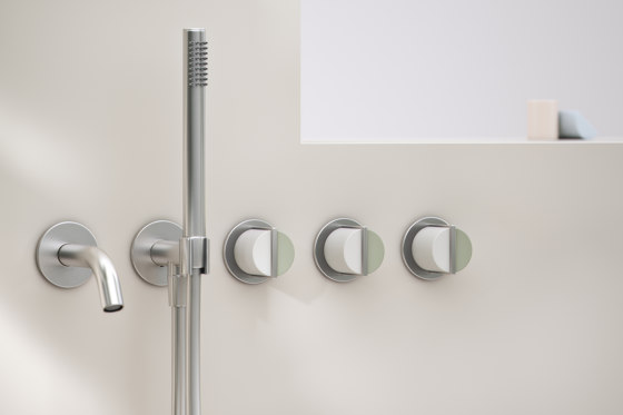 Wall Mounted 5 Hole Bath Platform with Handshower and Spout | Grifería para bañeras | Varied Forms