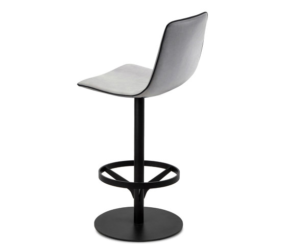 Amelie | Counterstool High with central leg | Counter stools | FREIFRAU MANUFAKTUR