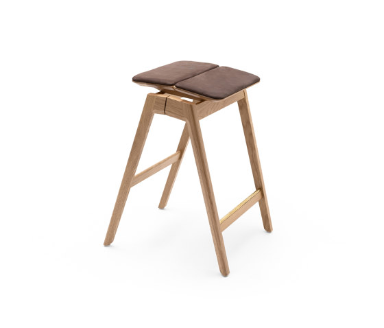 Knekk bar stool in oak
fixed seat cushion | Tabourets de bar | Fora Form