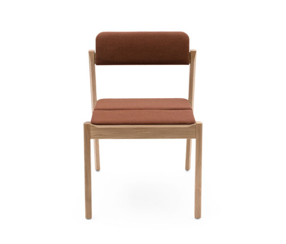 Knekk chair in oak fixed seat-, back cushion | Chaises | Fora Form
