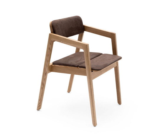 Knekk stol chair in oak fixed seat-, back cushion w/armrest | Sillas | Fora Form