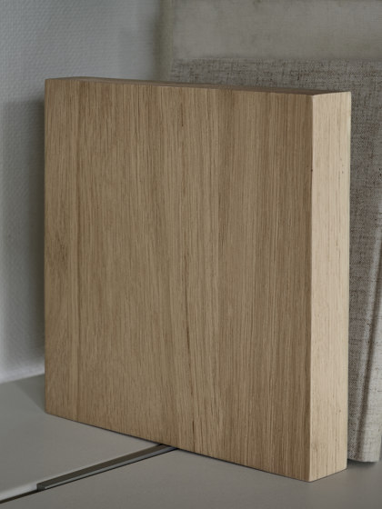 Pira G2 - Bookend in solidwhite oak | Buchstützen | string furniture