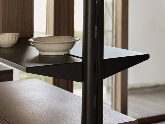 Pira G2 - Shelf in black grey laquered metal | Regale | string furniture