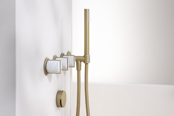 Wall Mounted Set with Overflow Filler and Handshower on Right | Robinetterie pour baignoire | Varied Forms