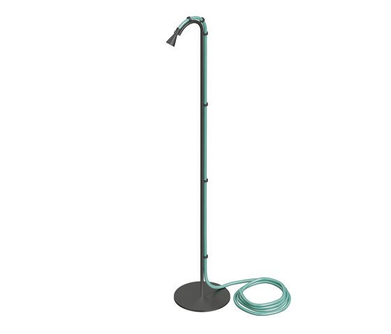 FFQT | Free-standing outdoor shower with shower head with spray jet, garden hose not included | Standing showers | Quadrodesign
