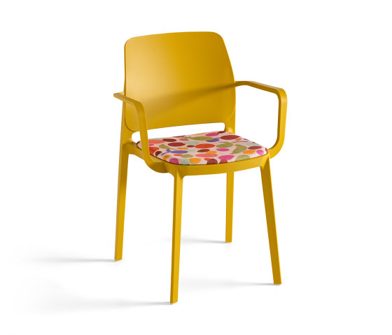 T!PA Ika Jane | upholstered chair with armrests | Sillas | Pointhouse