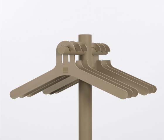 Pole coat hanger | Cintres | Cascando