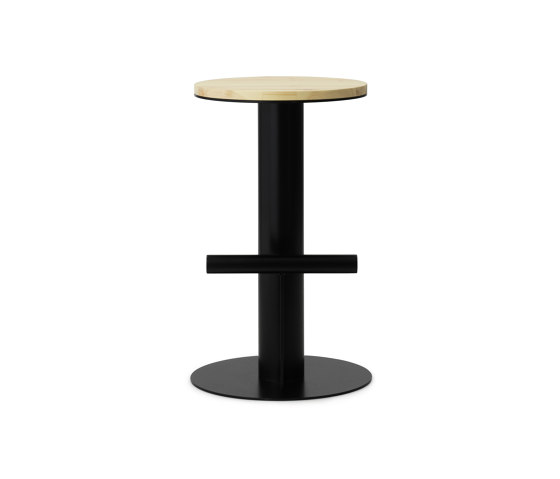 Pole Barstool 65 cm Pine/Black | Chaises de comptoir | Normann Copenhagen
