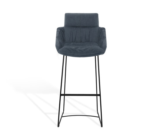 FAYE CASUAL
Bar stool with low armrests | Sgabelli bancone | KFF