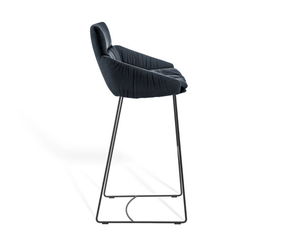 FAYE CASUAL
Bar stool with low armrests | Taburetes de bar | KFF
