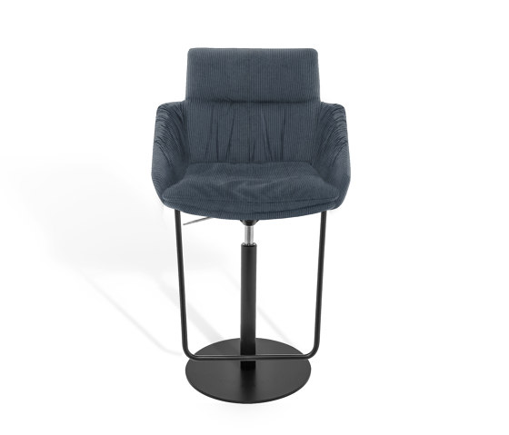 FAYE CASUAL
Bar stool with low armrests | Sgabelli bancone | KFF