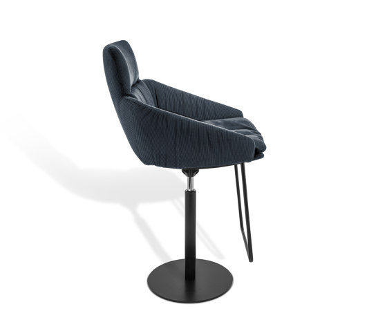 FAYE CASUAL
Bar stool with low armrests | Tabourets de bar | KFF