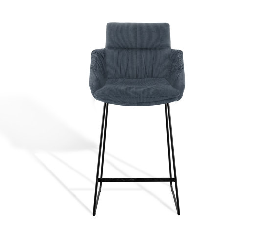 FAYE CASUAL
Counter stool with 
low armrests | Sedie bancone | KFF