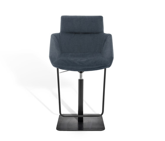 FAYE 
Bar stool with low armrests | Sgabelli bancone | KFF