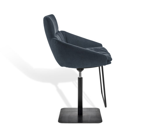 FAYE 
Bar stool with low armrests | Sgabelli bancone | KFF