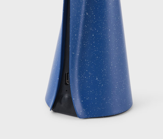 Mantle Portable Lamp in Cobalt Blue | Lámparas de sobremesa | Tala