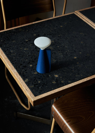 Mantle Portable Lamp in Cobalt Blue | Tischleuchten | Tala