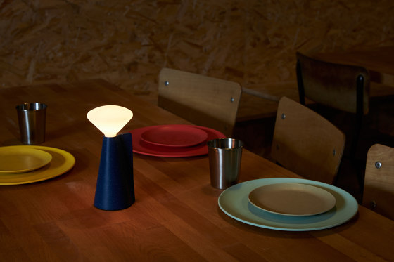 Mantle Portable Lamp in Cobalt Blue | Lámparas de sobremesa | Tala