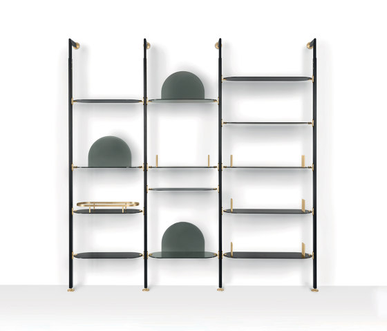 Alba Bücherregal - Version mit Wandbefestigung und Kombination von Regalen aus Rauchglas und schwarz satiniert eloxiertem Aluminium | Regale | ARFLEX
