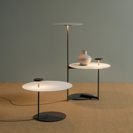 Flat 5950 Floor lamp | Side tables | Vibia
