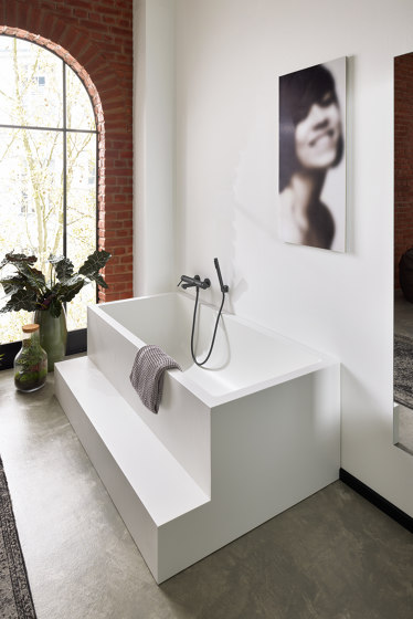 Back-to-wall bath solid surface white 170 x 104 cm 2-sided left matt white with step | Vasche | Vigour