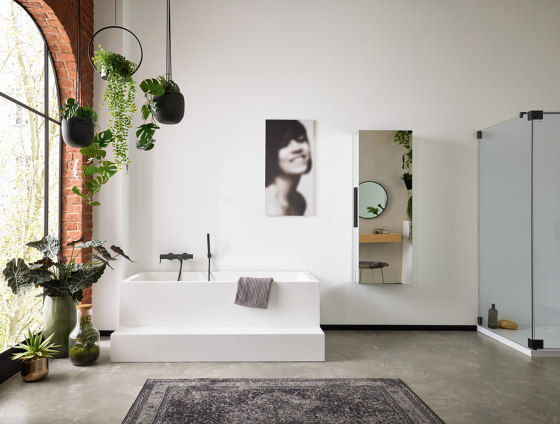 Back-to-wall bath solid surface white 180 x 104 cm 3-sided matt white with step | Bathtubs | Vigour