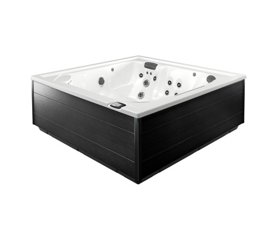 J-LXL® | Outdoor bathtubs | Jacuzzi®