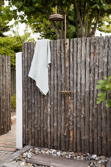 Christiansborg wall-mounted outdoor shower with foot shower | Grifería para duchas | TONI Copenhagen