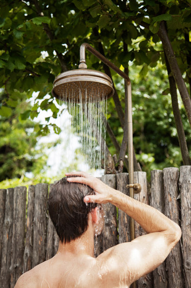 Christiansborg wall-mounted outdoor shower with foot shower | Duscharmaturen | TONI Copenhagen