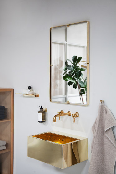 Rectangular mirror (large) crafted in solid brass | Espejos de baño | TONI Copenhagen