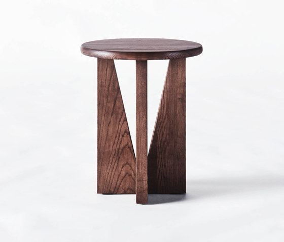 V Side Table Stained Ash | Tavolini alti | Dustydeco