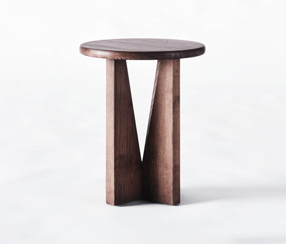 V Side Table Stained Ash | Tables d'appoint | Dustydeco