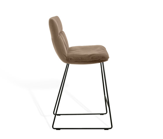 FAYE Counter stool with low armrests | Chaises de comptoir | KFF
