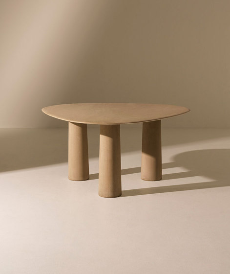 Bold Triangular dining table | Esstische | Ethimo